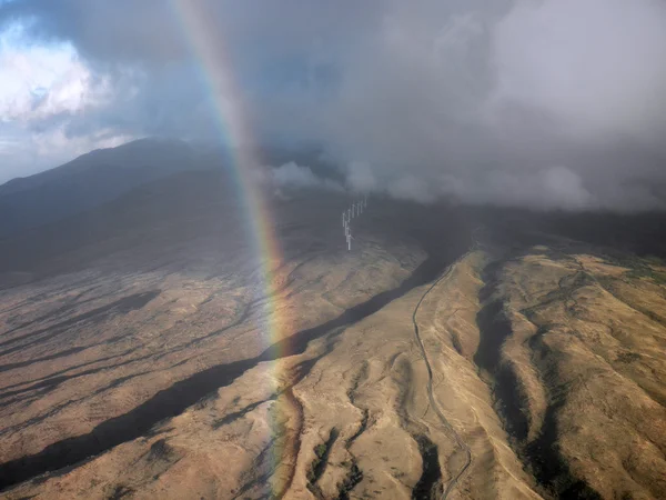 Радуга висит над современными ветряными мельницами Мауи — стоковое фото