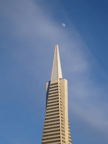 Transamerica Skyscaper in San Francisco with the moon hanging ov — Stock Photo, Image
