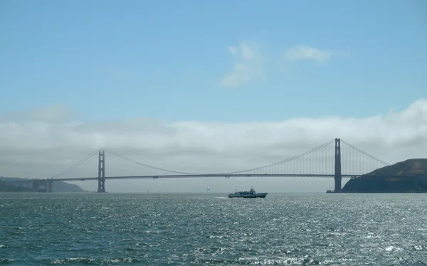 Ferry boat passes the Golden Gate bridge — Stock Photo, Image