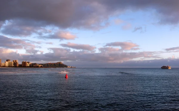 Waikiki surf e Diamondhead no crepúsculo — Fotografia de Stock