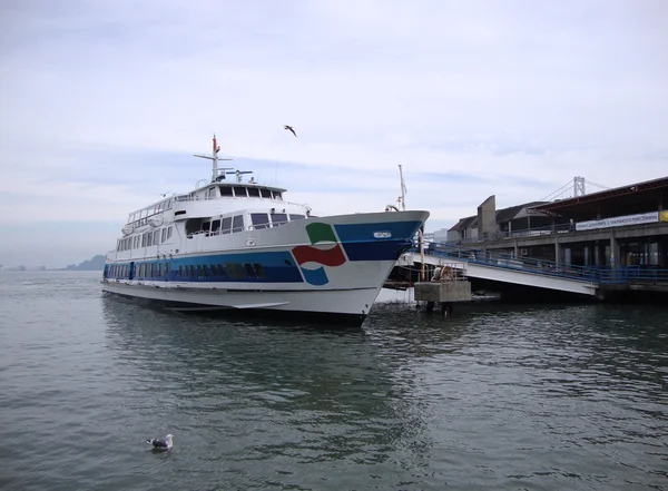 San Francisco Bay Ferry resten i hamn — Stockfoto