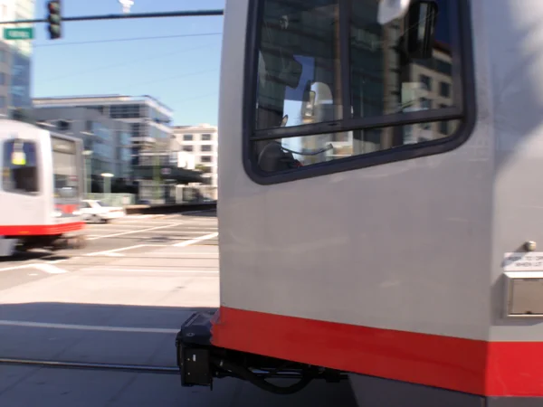 Stadtbahn rast in beide Richtungen — Stockfoto
