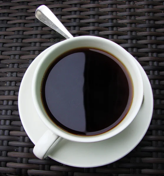 Bovenaanzicht van café kopje koffie op plaat met lepel — Stockfoto
