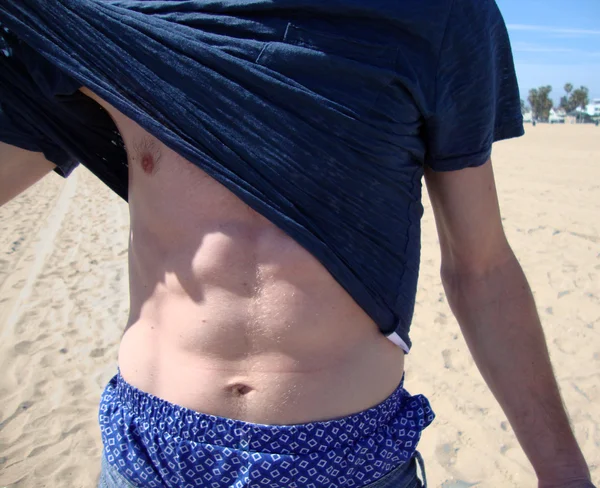 Abdominales masculinos en la playa — Foto de Stock