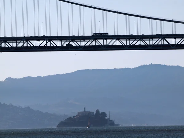 Bay Bridge felfüggesztés span a távolban Alcatraz-sziget — Stock Fotó