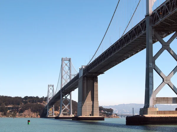 San Francisco lado da Bay Bridge a partir de barco de barco à vela underne — Fotografia de Stock