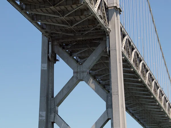 San Francisco Bay Bridge close-up van onder — Stockfoto