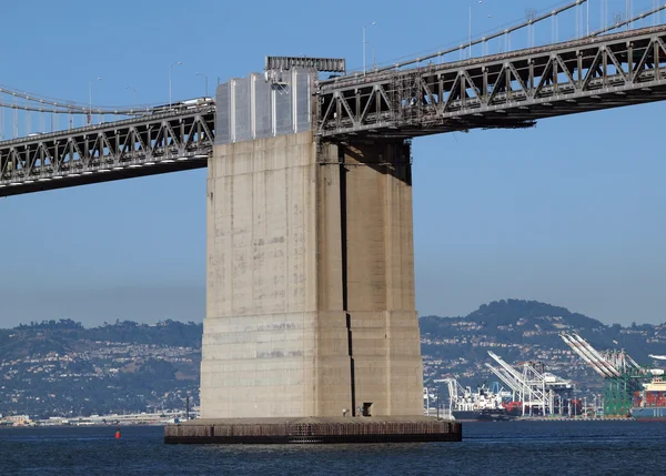 Ilha de Moran - San Francisco Bay Bridge Center ancoragem entre nós — Fotografia de Stock