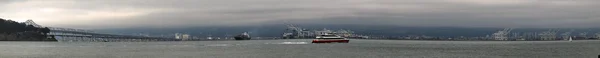 Panorámica de las carreras de ferry por el puente de la bahía y la bahía este —  Fotos de Stock