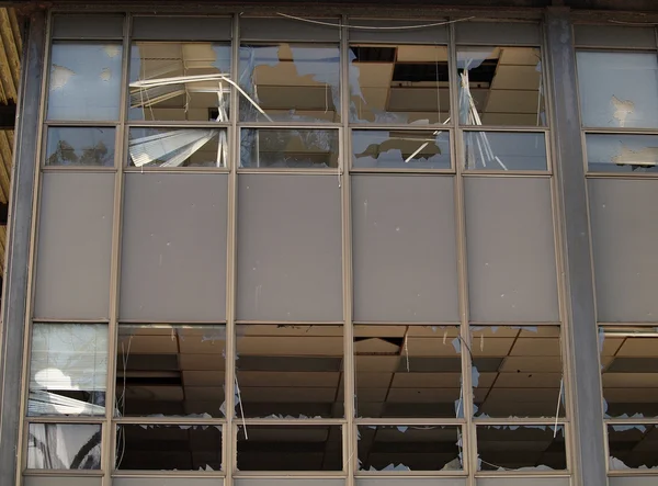 Rozbitá okna úřední budovy — Stock fotografie