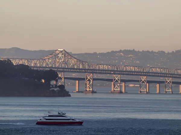 Ferry Boat corridas por Oakland Bay Pontes — Fotografia de Stock