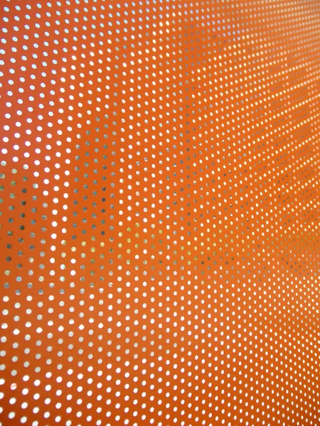 Оранжевый лист с открытыми точками, пропуская кусочки города — стоковое фото