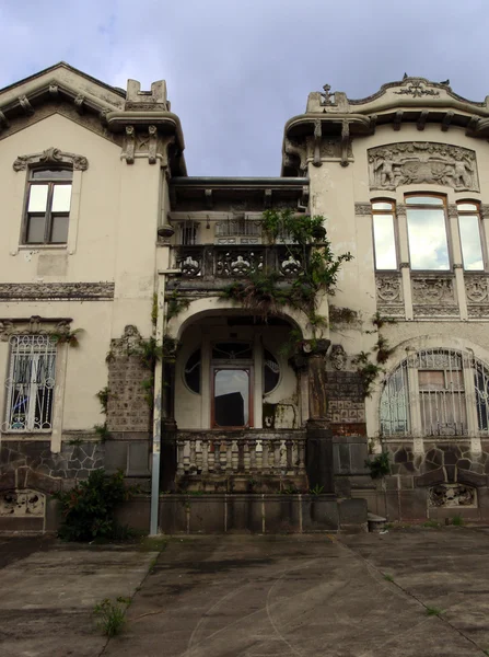 Las plantas comienzan a crecer casa histórica en San José, Costa Rica — Foto de Stock