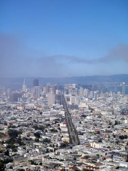 San Francisco Cityscape mirando calle abajo del mercado —  Fotos de Stock