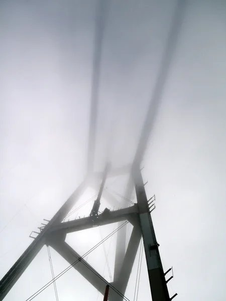 Sutro Tower трехзубчатая антенная башня отбрасывает длинную тень в — стоковое фото