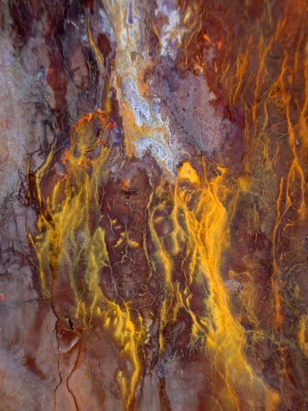 Rostiges Metall reißt und blutet Farben durch Kontakt mit Salzwasser aus — Stockfoto