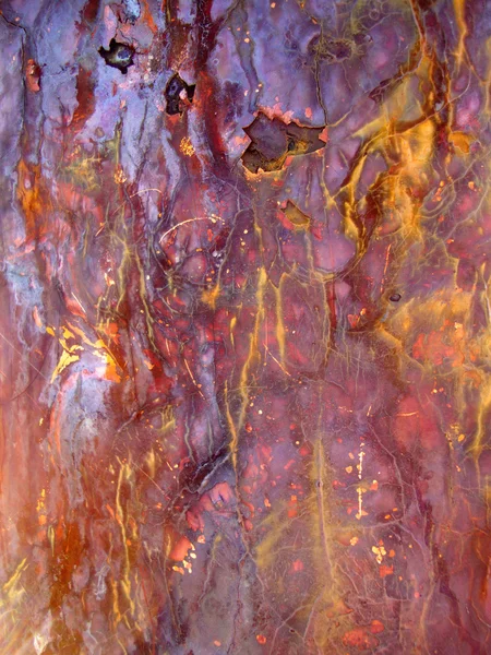 Ржавые металлические трещины и кровоточит цвета от воздействия воздуха соли — стоковое фото