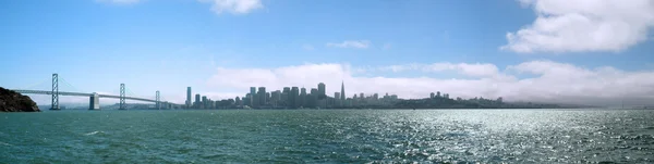 Сан-Франциско и мост Бей, видимый с острова Сокровищ — стоковое фото