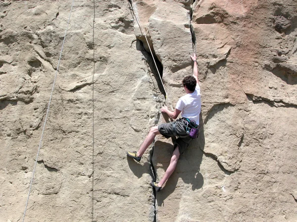 Jongen klimmen - montana — Stockfoto