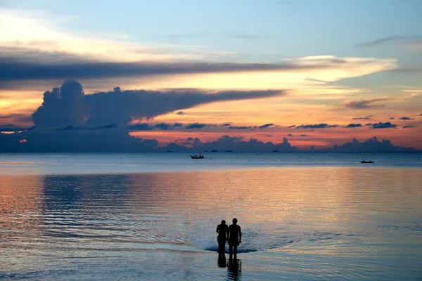 Sahilde - günbatımı couple — Stok fotoğraf