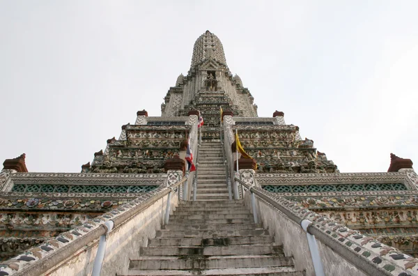 夜明け - タイの寺 — ストック写真