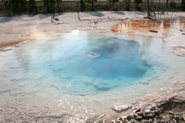 Fonte quente no Parque Nacional de Yellowstone — Fotografia de Stock