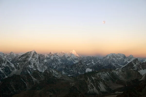 喜马拉雅山日出-尼泊尔 — 图库照片