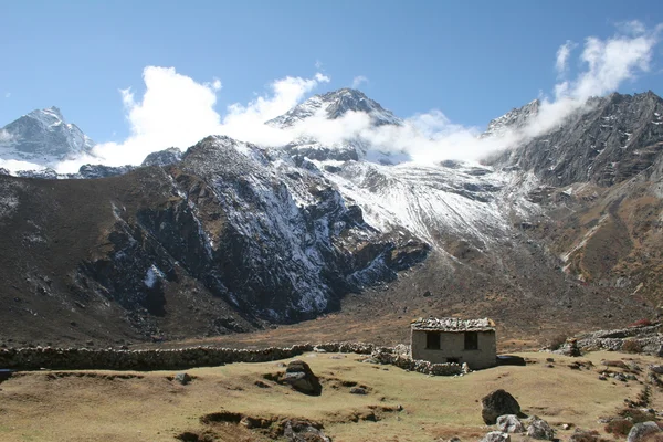 Rolnictwo lodge w pobliżu luza - Himalaje — Zdjęcie stockowe