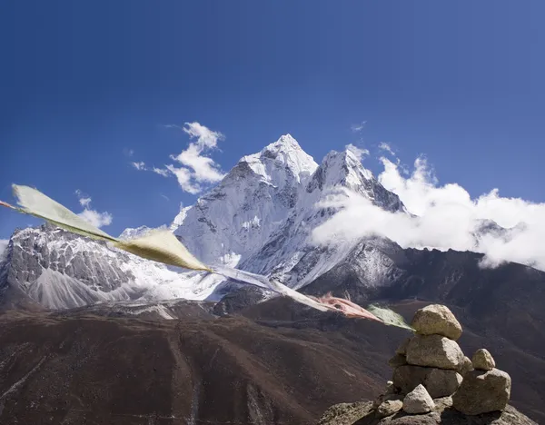 AMA dablam Gebedsvlaggen - nepal — Stockfoto