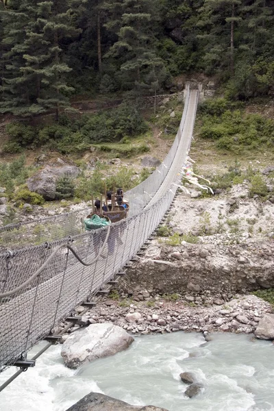 Porters atravessando uma ponte suspensa — Fotografia de Stock