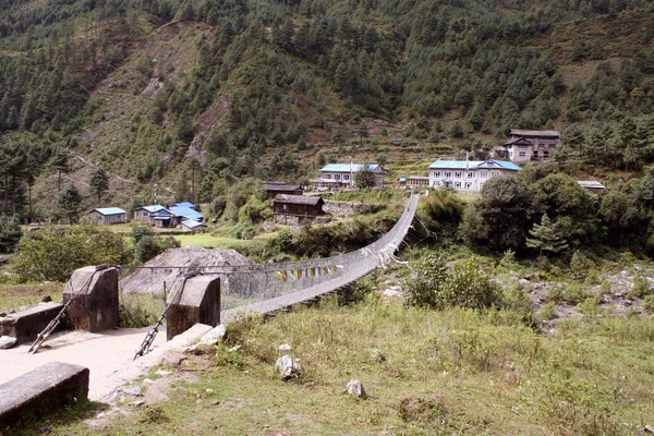 通往尼泊尔法克丁村的大桥 — 图库照片
