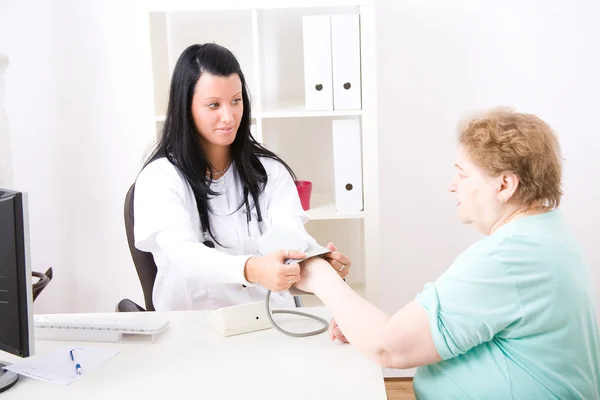 Young doctor inspect a patient — Stock Photo, Image