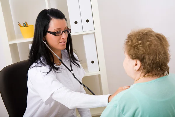 Młody lekarz sprawdzić pacjenta — Zdjęcie stockowe