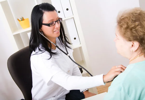Young doctor inspect a patient — Stock Photo, Image