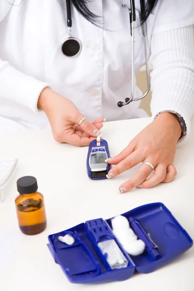 Young doctor check the blood-sugar level — Stock Photo, Image