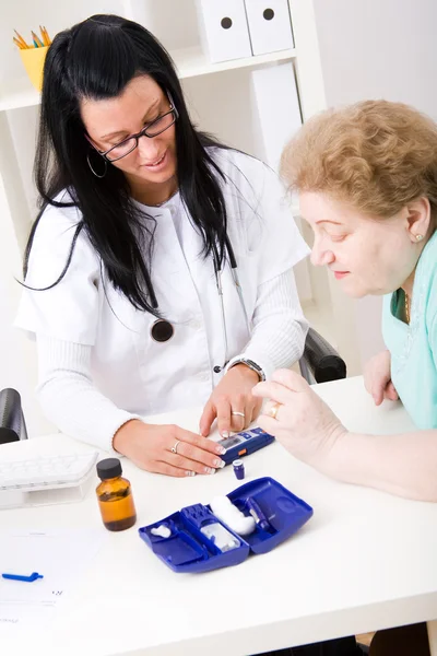 Young doctor check the blood-sugar level — Stock Photo, Image