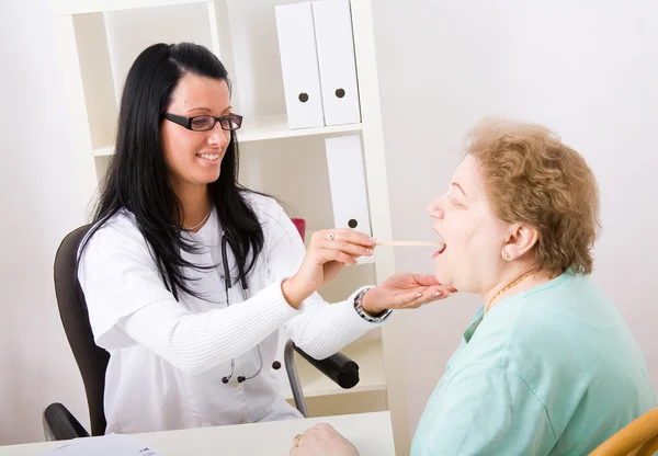 Giovane medico ispezionare un paziente — Foto Stock