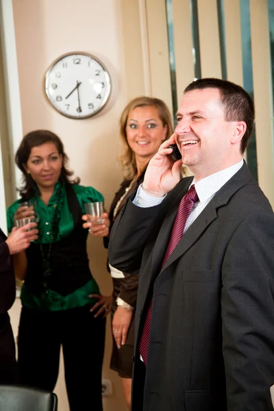 Llamada telefónica en la reunión — Foto de Stock