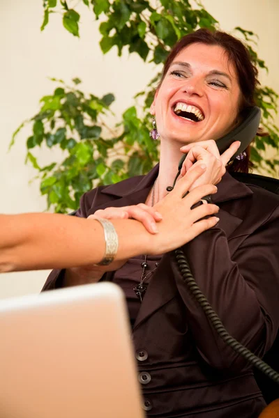 Forretningskvinne på telefon – stockfoto
