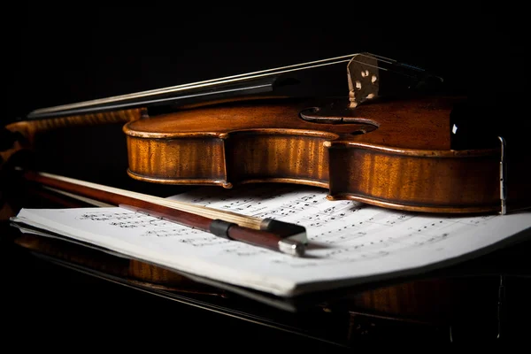 Hermoso violín viejo — Foto de Stock