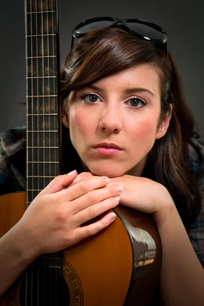 Dívka a její kytara — Stock fotografie