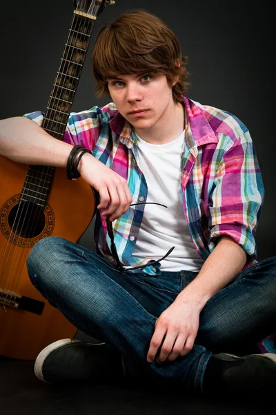 Młody człowiek i jego gitara — Zdjęcie stockowe
