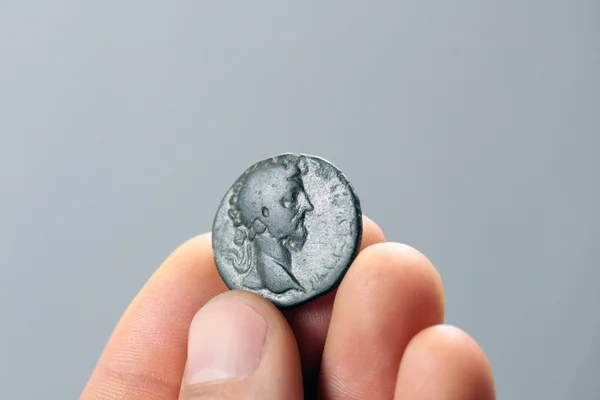 Старая римская монета — стоковое фото