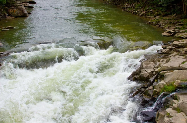 Mountain floden Prut — Stockfoto