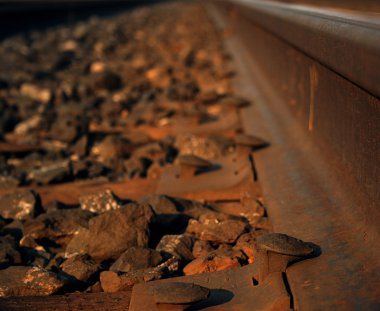 Tren yolu üzerinde paslı çivi