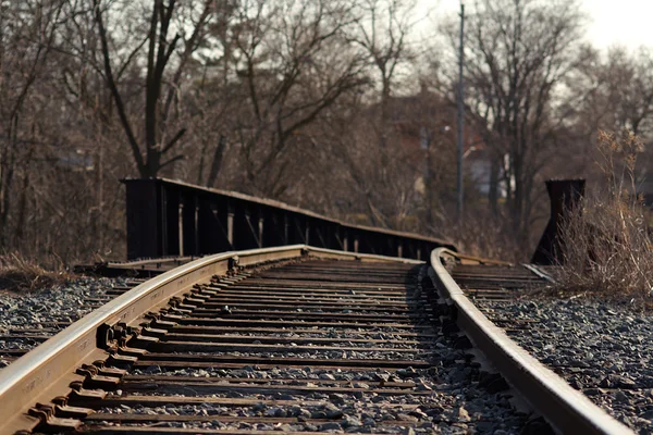 Railroad tracks over een brug — Stockfoto