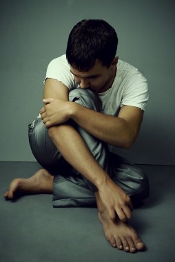 adam önemli bir şey düşünüyor