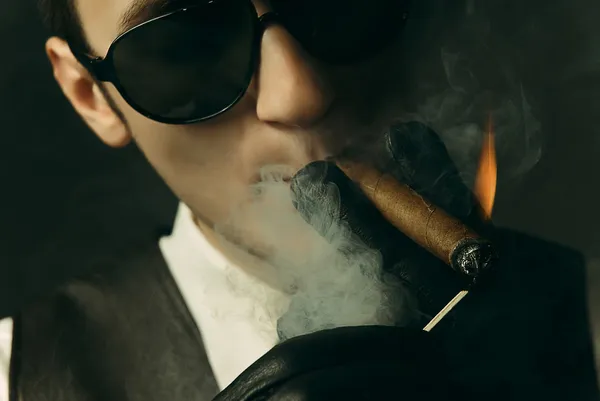 Guy roken sigaar — Stockfoto