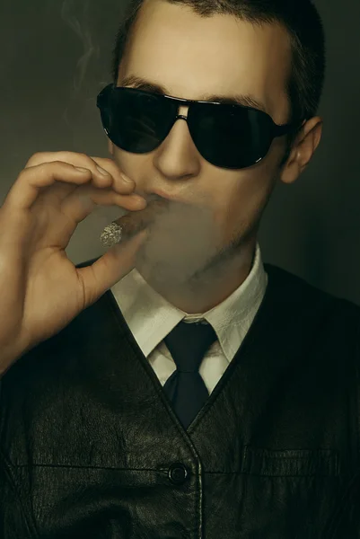 A srác a dohányzás szivar — Stock Fotó