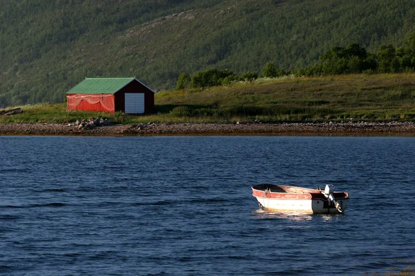 Одинокая лодка — стоковое фото